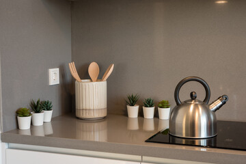 utensilios de cocina, tetera y plantas vegetales sobre encimera de cocina