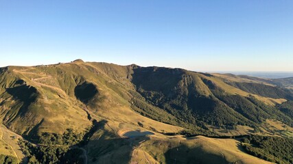 Le Lioran et le massif du puy mary dans le cantal en auvergne (survol)