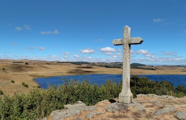 plateau de l'Aubrac, lacs et élevages de bovins