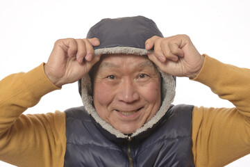 笑顔のシニア男性で冬のイメージ