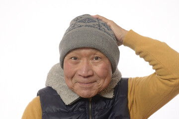ニット帽をかぶった笑顔の日本人シニア男性