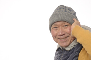 ニット帽をかぶった笑顔の日本人シニア男性