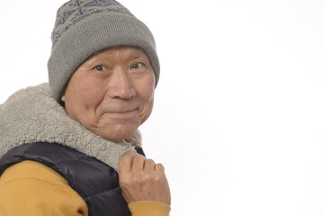 ニット帽をかぶった笑顔の日本人シニア男性