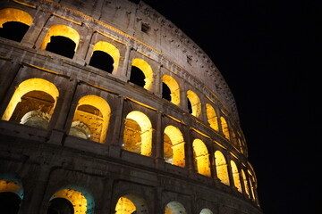 Naklejka premium colosseum at night