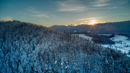 drone dans la forêt enneigée et ville
