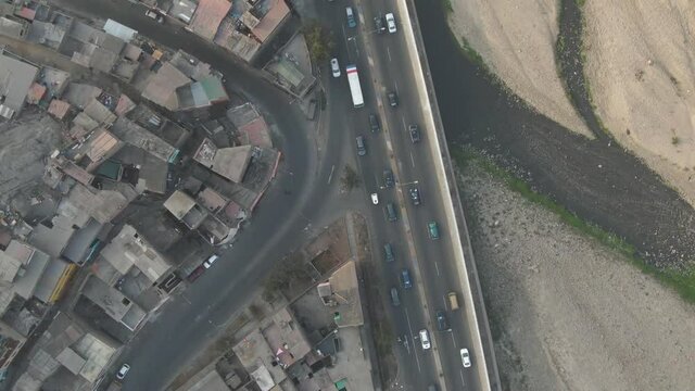 Tr&aacute;fego, favela e rio em plong&eacute; com zoom