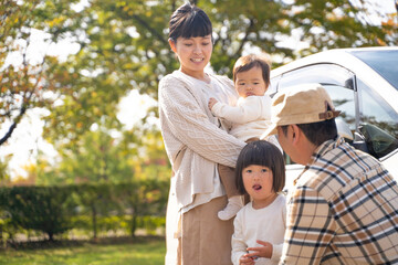 Fototapeta premium 車で旅行する秋の家族・ファミリー 