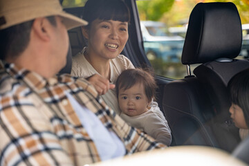 車で旅行する秋の家族・ファミリー
