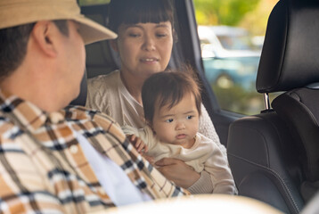 車で旅行する秋の家族・ファミリー
