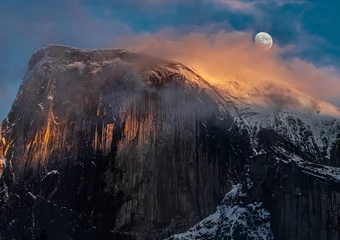 Crédence de cuisine en verre imprimé Half Dome Moon rises atop Half Dome in Yosemite National Park as last rays of sun raise a pink mist