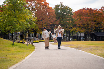 秋の公園で遊ぶ家族・ファミリー
