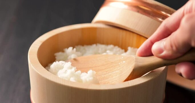 炊き立てのご飯をしゃもじで持ち上げる