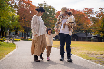 Obraz premium 秋の公園で遊ぶ家族・ファミリー 