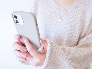 スマホを操作する女性