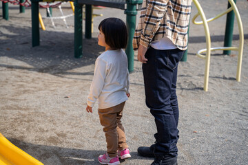 滑り台で遊ぶ子供
