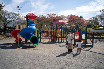 Fototapeta na wymiar 公園の遊具で遊ぶ親子 