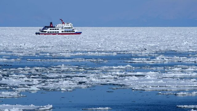 流氷に覆われたオホーツク海と観光船