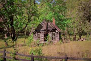 Fototapeta na wymiar Old Dilapidated Farm House in the woods. 