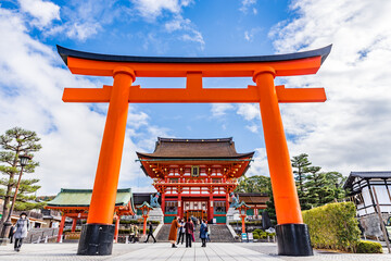 京都　伏見稲荷大社　鳥居と楼門