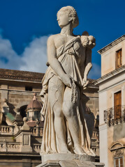 Obraz premium Statue an einem Brunnen auf dem Piazza Pretoria in Palermo auf Sizilien