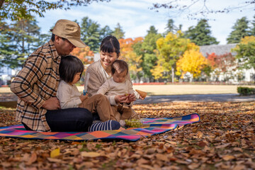 秋の公園で遊ぶ家族

