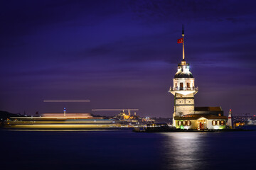 Obraz premium Historical Maiden's Tower or Kiz Kulesi at night with motion blur boats - Istanbul, Turkey. 