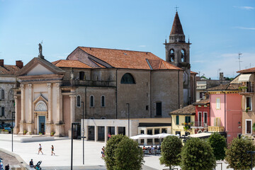 Fototapeta na wymiar Duomo di San Martino, Peschiera del Garda, Venetien, Italien