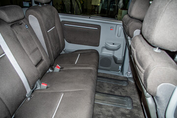 ミニバンの後部座席