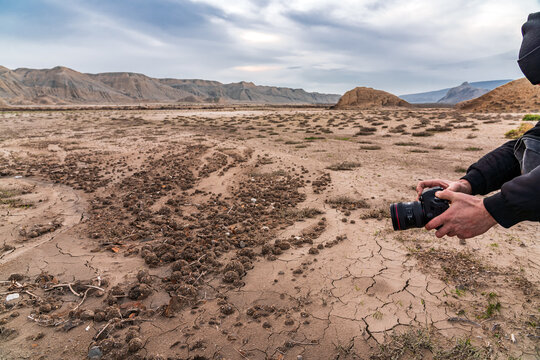 Photographer captures artifacts in desert area
