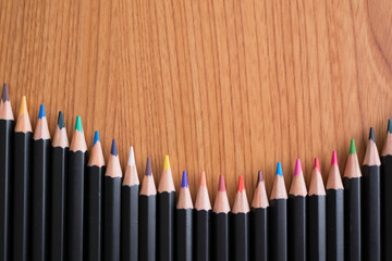 Naklejka premium 並んだ色鉛筆の背景素材