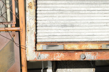 古いシャッター扉