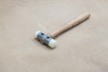 Martillo pequeño de plástico o fibra de vidrio para trabajos delicados. Textura de madrea en el...
