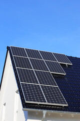 Fototapeta premium Einfamilienhaus mit Solaranlage bzw. Photovoltaikanlage