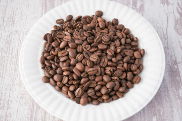 お皿に乗ったコーヒー豆