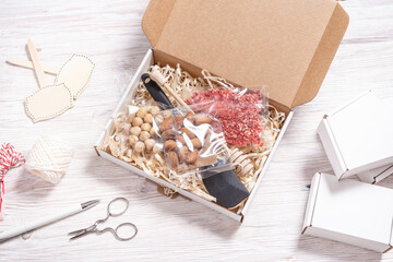 Food delivery in flat cardboard mail box