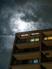 夜の怖いマンション