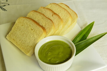 Homemade fresh Thai pandanus leaf custard with bread.