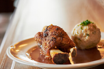 SChweine Haxe mit Knödel