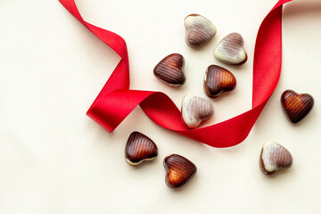 ハート型のチョコレートと赤いリボンのバレンタインデーのイメージ