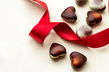 ハート型のチョコレートと赤いリボンのバレンタインデーのイメージ