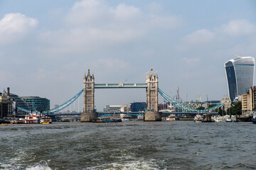 Obraz premium Iconic Tower Bridge connecting Londong with Southwark on the Thames River