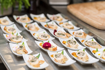 Catering Buffet mit kleinen Schälchen mit Essen