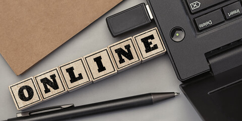 Obraz premium The word online made from wooden cubes. Conceptual photo