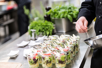 Catering Buffet mit Salat in kleinen Gläsern