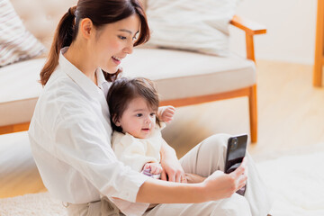 赤ちゃんの撮影をする母親