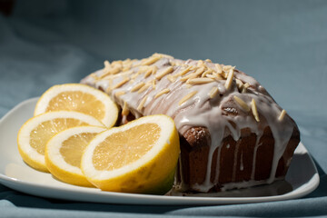 Zitronencake mit Zitrone (blauer Hintergrund)