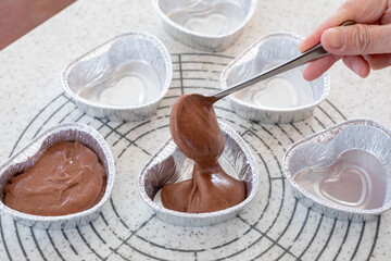 バレンタイン向け　ハート型のチョコレートマフィン作り