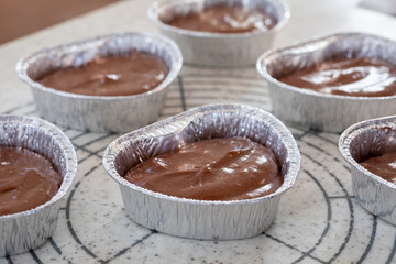 バレンタイン向け　ハート型のチョコレートマフィン　焼く前