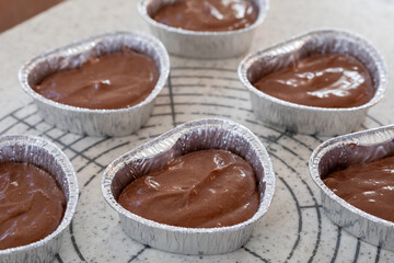 バレンタイン向け　ハート型のチョコレートマフィン　焼く前