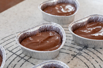 バレンタイン向け　ハート型のチョコレートマフィン　焼く前